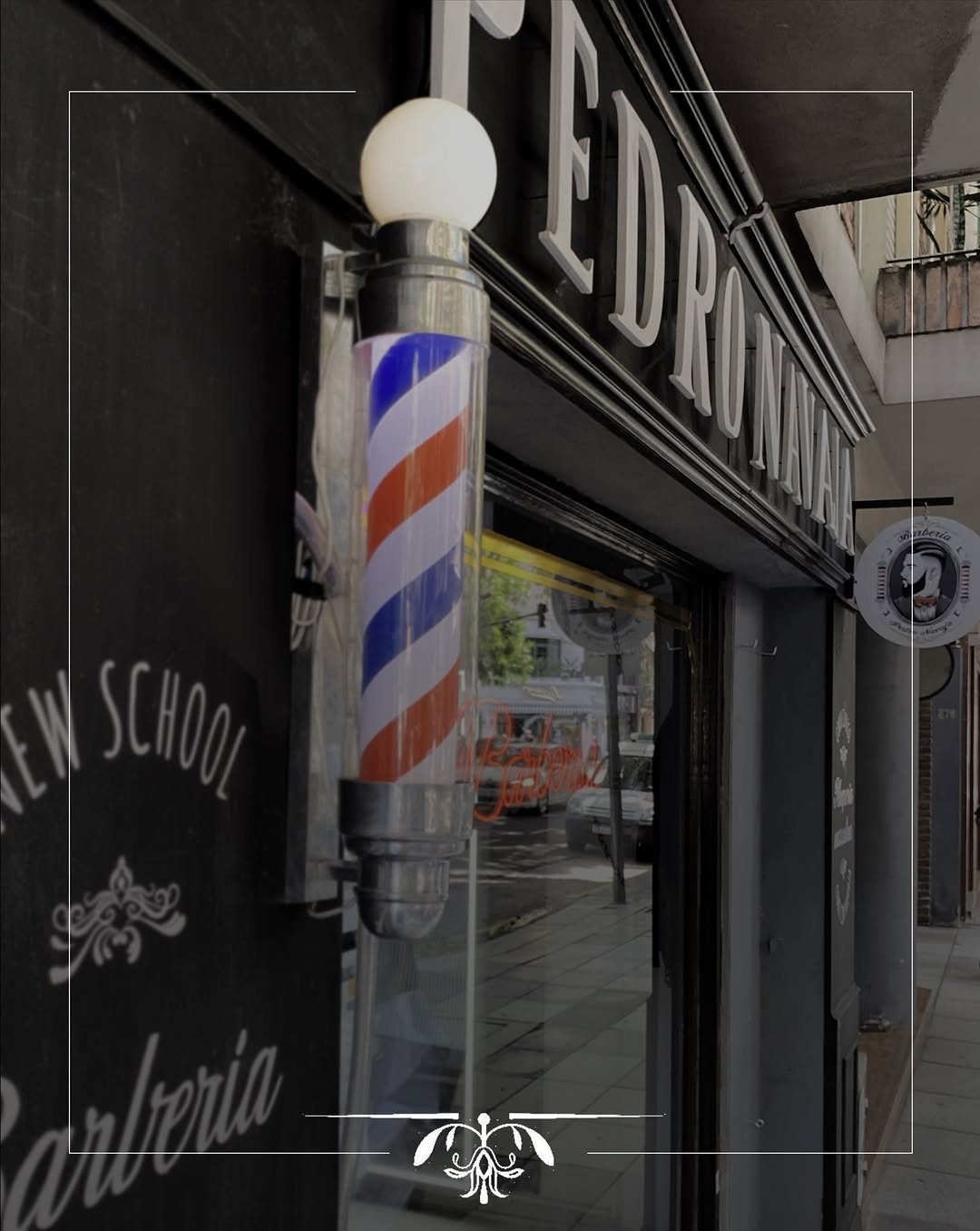 Frente de la barbería Pedro Navaja con su clásico poste de barbero y cartel pintado a mano