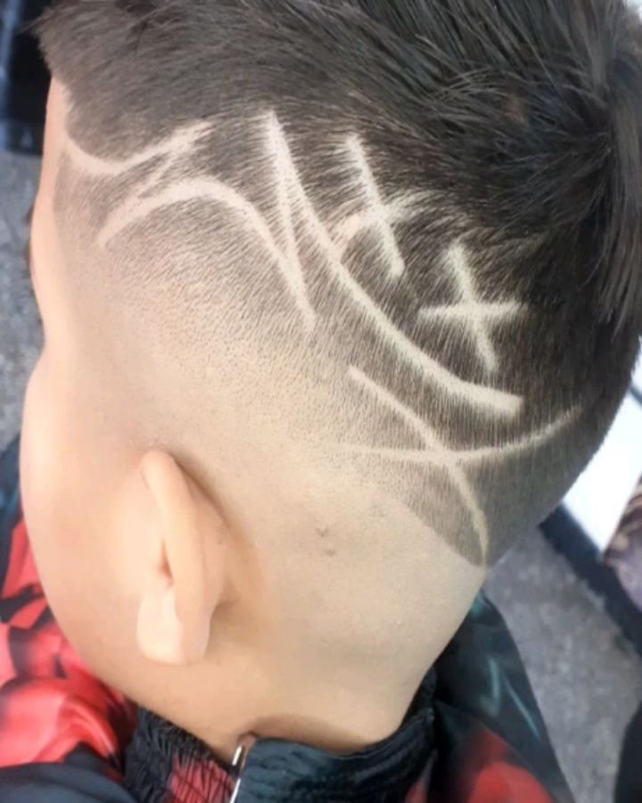 Diseño a navaja con líneas y detalle artístico en un corte degradé