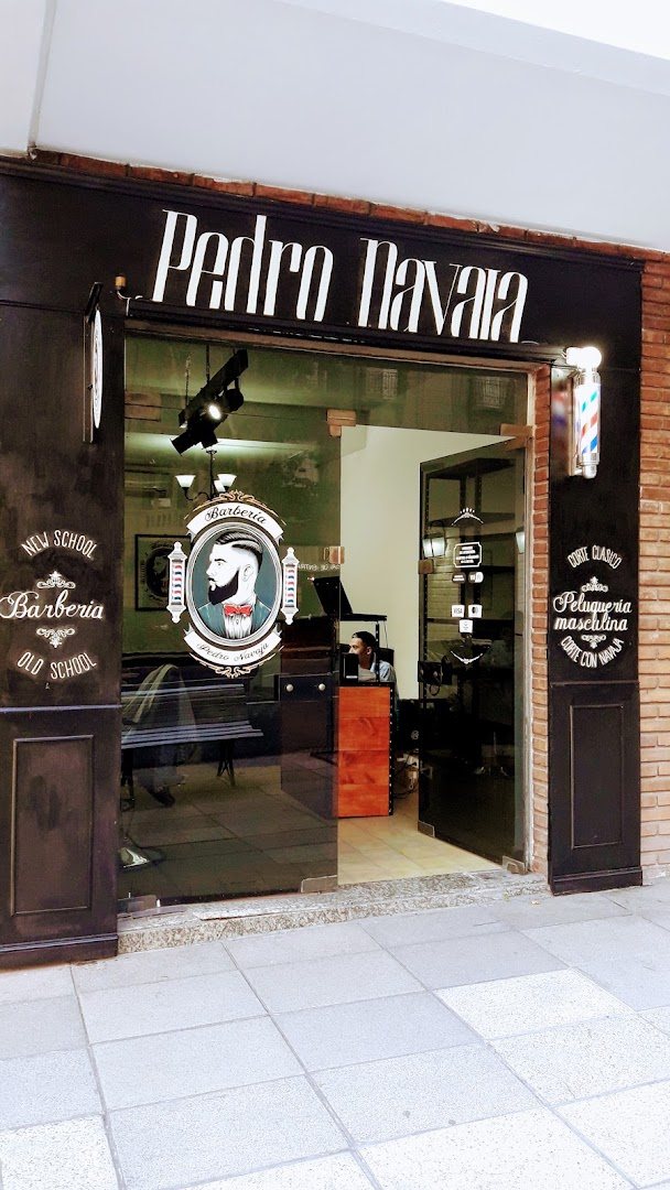 Entrada del local de Pedro Navaja con el cartel negro y el logo de la marca
