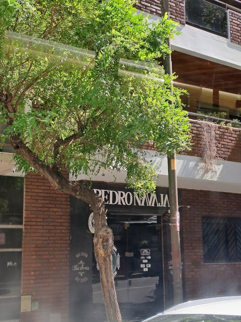 Fachada de la barbería Pedro Navaja sobre la Avenida Montes de Oca en Barracas